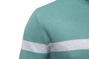 Detailaufnahme des türkis gestreiften Strickpullovers mit Fokus auf Textur und Nähten