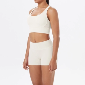 Détail de l'ensemble de yoga crème avec short taille haute et brassière de sport