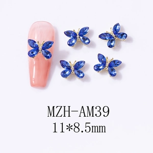 Vue macro de bijoux d'ongles papillon bleu roi en cristal 3D avec base dorée et dimensions