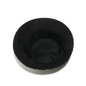 Vue de dessus montrant la structure interne et les détails de couture du bob noir