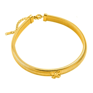 Gros plan du collier ras de cou doré torsadé avec pendentif papillon et chaîne réglable de luxe