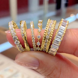 Luxuriöses 6-teiliges vergoldetes Ring-Set mit funkelnden weißen Zirkonia-Steinen für Damen