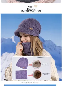 Détail de la doublure en polaire douce de l'ensemble bonnet en tricot violet et écharpe