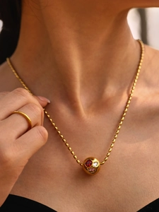 Gros plan du collier à pendentif boule plaqué or 18k avec cristaux tchèques colorés