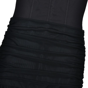 Gros plan sur la couture de taille et le tissu en maille plissé de la robe noire