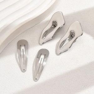 Set mit 4 minimalistischen silbernen Metall-Haarklammern in Tropfenform und hohlem Design