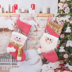 Chaussettes de Noël classiques avec motifs Père Noël et bonhomme de neige sur cheminée