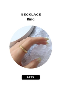 Détail d'une bague plaquée or 18k avec texture froissée sur un doigt de femme