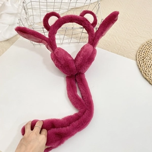 Detail der flauschigen rosa Bärenohrschützer mit warmem Plüsch und beweglichen Ohren