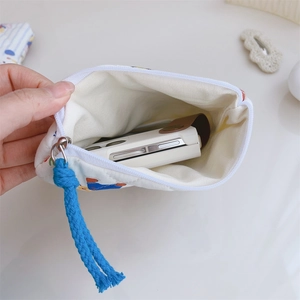 Pochette en coton matelassé avec fermeture éclair bleue montrant la capacité de rangement