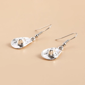 Vue détaillée de boucles d'oreilles pendantes chapeau de cowboy en argent poli brillant