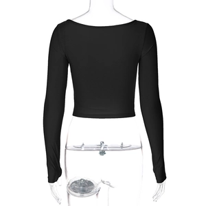 Vue arrière du crop top noir à manches longues et col en V sur un mannequin féminin