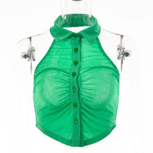 Dettaglio del top verde senza maniche con scollo all'americana e colletto a revers