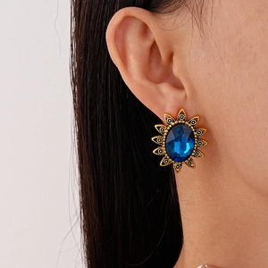 Vintage Sonnenblumen Ohrstecker in Gold mit großen ovalen blauen Edelsteinen am Model