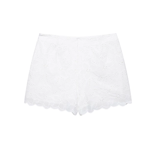 Dettaglio degli shorts in pizzo bianco con orlo smerlato e delicato ricamo floreale