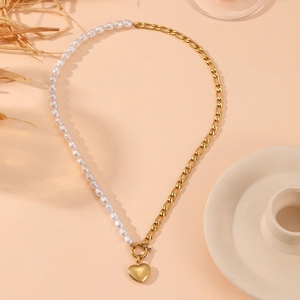 Detail der eleganten Gold-Herz-Halskette mit weißen Perlen und Flachkette