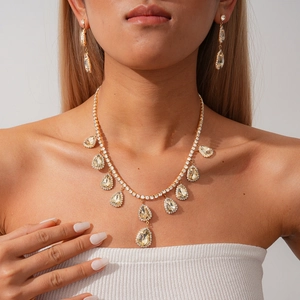 Détail du parure collier et boucles d'oreilles vintage avec cristaux de goutte de champagne