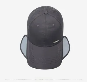 Dettaglio cappello parasole grigio con visiere estendibili e tessuto traspirante