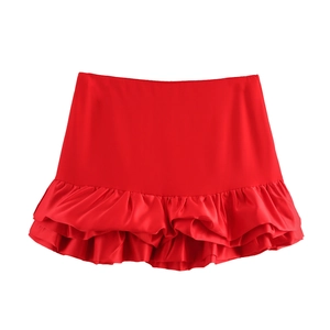 Gros plan d'une mini-jupe rouge vif avec des volants superposés et un tissu satiné lisse