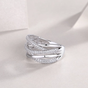 Makroaufnahme von mehrlagigem S925 Sterlingsilber Ring mit funkelnden Zirkonia