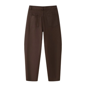 Rückansicht braune High-Waist-Denimhose mit weitem Bein und Twill-Struktur