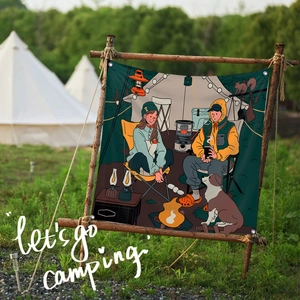 Détail d'une tapisserie de camping avec scène de feu chaleureuse et œillets de fixation