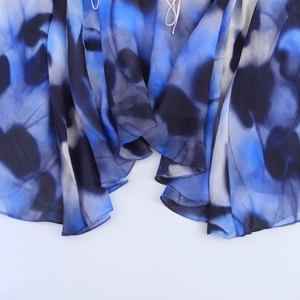 Elegante abito lungo senza schienale con stampa a inchiostro blu e orlo ampio