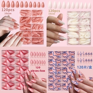 Dettaglio di kit da 120 unghie finte in rosa, bianco e design stile French manicure