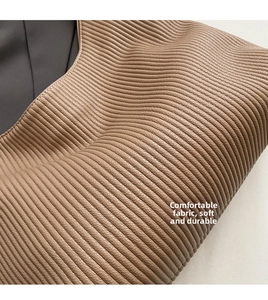 Vue macro détaillée de la texture en cuir plissé marron sur un sac fourre-tout chic