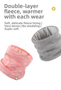 Detalle de calentadores de cuello de punto con forro polar en rosa y gris para niños