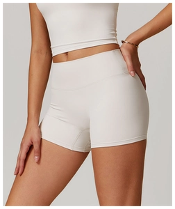 Dettaglio degli shorts da yoga senza cuciture a vita alta bianco crema con tessuto premium
