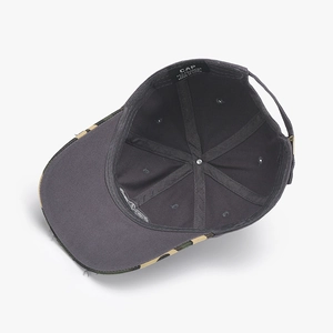 Washed-Baseballkappe mit Camouflage-Schirm, Stickerei und weicher Baumwollmischung