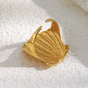 Ring aus 18K vergoldetem Edelstahl mit strukturierter Muschelform und offenem Design