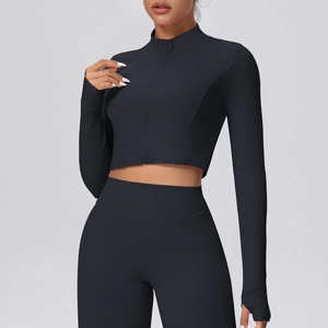 Detailaufnahme der schwarzen Yoga-Jacke mit Reißverschluss und Daumenloch an den Ärmeln
