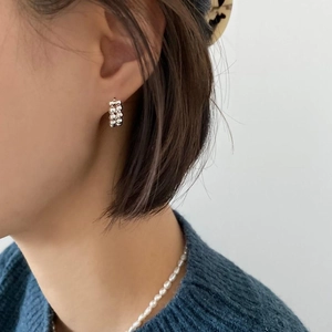 Elegante 925 Sterling Silber Perlen-Ohrmanschetten am Modell für einen minimalistischen Look