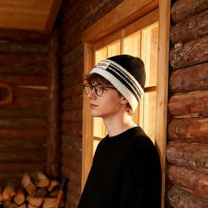 Bonnet en maille rayé noir et blanc avec écusson PineCrest pour un look d'hiver chaud