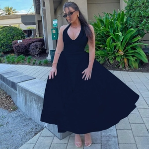 Detail eines eleganten schwarzen Maxi-Kleides mit tiefem V-Ausschnitt und Neckholder