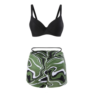 Zweiteiliger Damen Bikini mit schwarzem Oberteil und High-Waist-Shorts im Marmor-Print