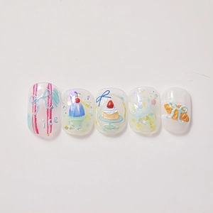 Détails de stickers nail art peints à la main avec nœud bleu et motif de gâteau aux fraises