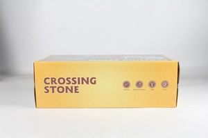 Detail van de gele Crossing Stone verpakking voor balans- en sensomotorisch speelgoed