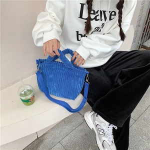 Détail du sac cabas en velours côtelé bleu Klein avec bandoulière et texture douce