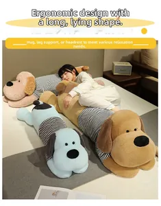 Gros plan d'oreillers longs en peluche chien rayé marron, bleu et rose sur un lit