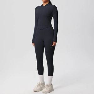 Ensemble de yoga noir avec haut zippé et legging taille haute doté de poches latérales