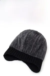 Détail du bonnet d'hiver avec couronne en peluche et bande tricotée pour protéger les oreilles