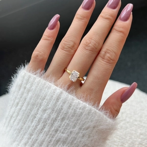 Luxurious S925 silver ring with 8A ice-cut rectangular stone on female hand