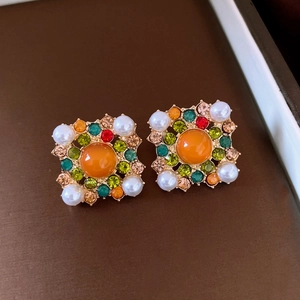 Details von Vintage quadratischen Ohrsteckern mit orangefarbenen Perlen und Strasssteinen