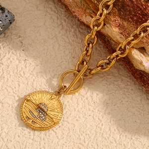 Detail der 18K vergoldeten Grobkette mit OT-Verschluss und runder Sonnenstrahl-Anhänger
