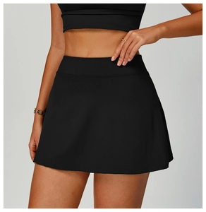 Détail d'une jupe de sport noire à taille haute en tissu évacuant l'humidité et poche