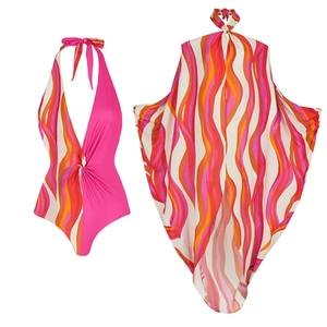 Dettaglio del costume intero con scollo a V e pareo coordinato con stampa a onde