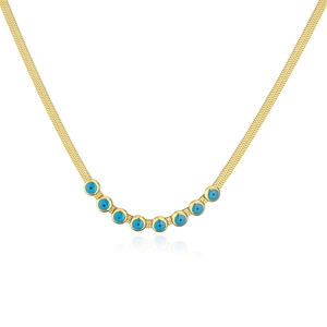 Dettaglio catena serpente placcata oro 18K con nove perline blu Evil Eye su bianco